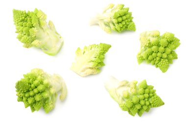 Romanesco brokoli beyaz arka planda izole edilmiş. Roma karnabaharı. en üstteki görünüm