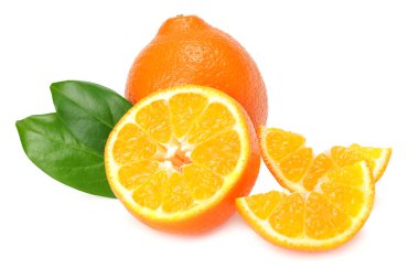 Beyaz zemin üzerinde yeşil yapraklar ve dilimler bulunan portakallı mandalina ya da minneola tangelo. Mandalina. Citrus meyvesi..