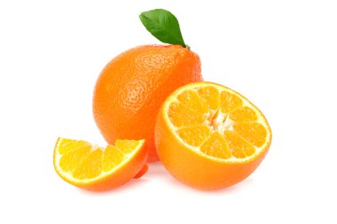 Beyaz zemin üzerinde yeşil yapraklar ve dilimler bulunan portakallı mandalina ya da minneola tangelo. Mandalina. Citrus meyvesi..