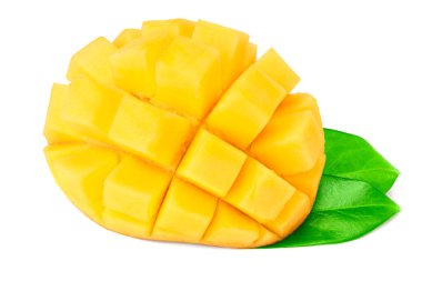 Beyaz arka plan üzerinde izole yeşil yaprakları ile Mango. sağlıklı gıda.