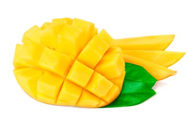 Beyaz arkaplanda yeşil yapraklı mango dilimleri