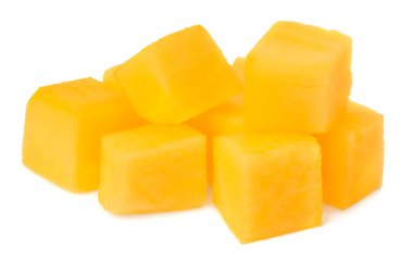 Beyaz arka planda izole edilmiş taze mango.