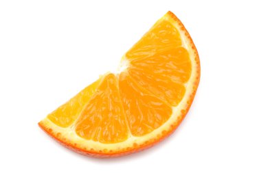 Dilimlenmiş portakal meyvesi beyaz arkaplan görünümünde izole