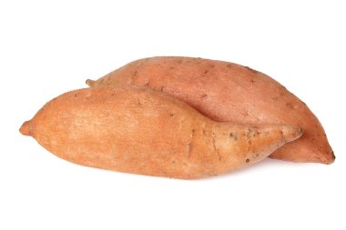 Beyaz arka planda izole edilmiş tatlı patatesler