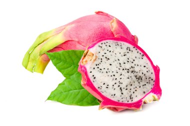 Dilimlenmiş olgun ejderha meyvesi beyaz arka planda izole edilmiş. Pitaya veya Pitahaya.
