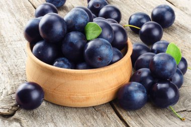 karaçalı çilek eski ahşap masa üzerinde yeşil yaprak