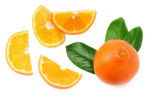 切碎的橙子 绿叶隔离在白色背景顶部视图 — 图库照片