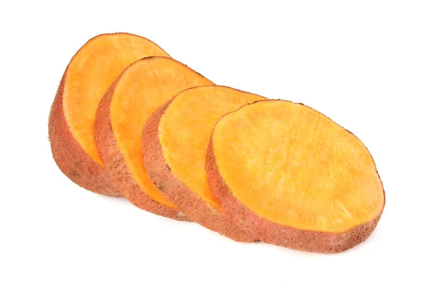 Zoete Aardappelen Met Schijfjes Geïsoleerd Een Witte Achtergrond — Stockfoto