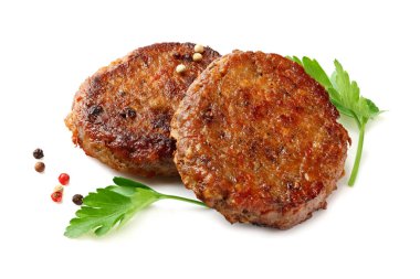 Beyaz arka planda baharatlı ızgara hamburger eti.