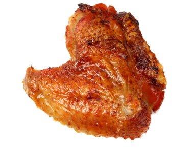 Izgara tavuk kanatları beyaz arka planda izole