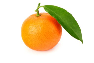Beyaz arkaplanda yeşil yapraklı mandalina