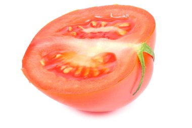 Beyaz arkaplanda izole edilmiş domates dilimi
