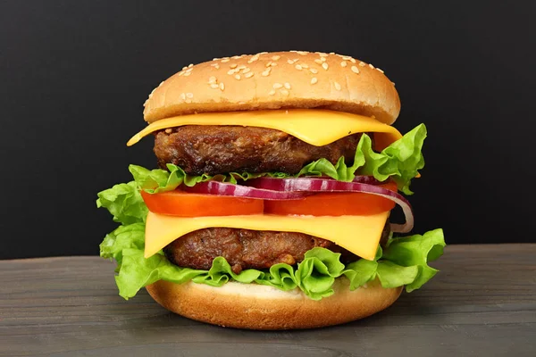 Hamburguesa Barbacoa Con Verduras Especias Sobre Fondo Madera Oscura —  Fotos de Stock