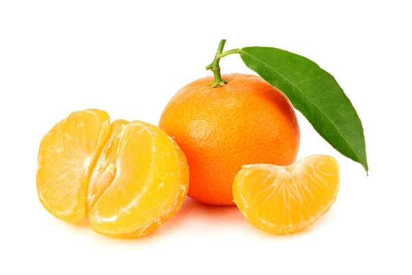 Mandarine Mit Scheiben Und Grünen Blättern Isoliert Auf Weißem Hintergrund — Stockfoto