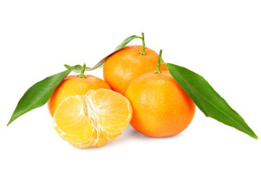 Dilimler ve yeşil yapraklarla beyaz arkaplanda izole edilmiş mandalinalar