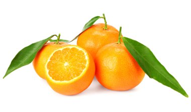 Dilimler ve yeşil yapraklarla beyaz arkaplanda izole edilmiş mandalinalar