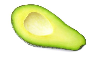 Beyaz arka planda izole edilmiş taze kesilmiş avokado.