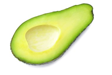 Beyaz arka planda izole edilmiş taze kesilmiş avokado.