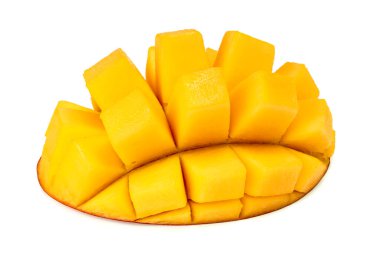 Beyaz arka planda izole edilmiş taze kesilmiş mango. sağlıklı yiyecekler