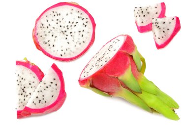 Dilimlenmiş olgun ejderha meyvesi beyaz arka planda izole edilmiş. Pitaya ya da Pitahaya Üst Manzara