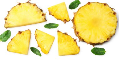 Beyaz arka planda izole edilmiş dilimlenmiş olgun ananas. Sağlıklı geçmiş. en üstteki görünüm