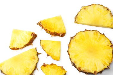 Beyaz arka planda izole edilmiş dilimlenmiş olgun ananas. Sağlıklı geçmiş. en üstteki görünüm