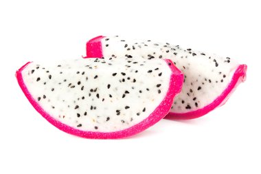 Dilimlenmiş olgun ejderha meyvesi beyaz arka planda izole edilmiş. Pitaya veya Pitahaya