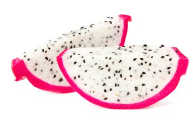 Dilimlenmiş olgun ejderha meyvesi beyaz arka planda izole edilmiş. Pitaya veya Pitahaya