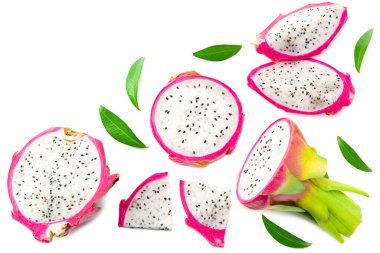 Dilimlenmiş olgun ejderha meyvesi beyaz arka planda izole edilmiş. Pitaya veya Pitahaya. Üst Görünüm