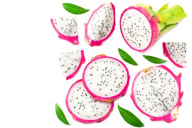 Dilimlenmiş olgun ejderha meyvesi beyaz arka planda izole edilmiş. Pitaya veya Pitahaya. Üst Görünüm