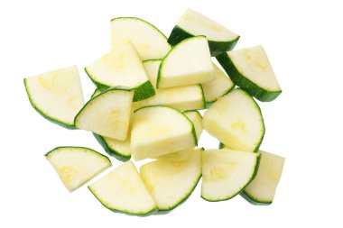 beyaz arka plan üzerinde izole taze yeşil kabak dilimleri. üst görünüm
