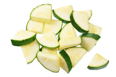 beyaz arka plan üzerinde izole taze yeşil kabak dilimleri. üst görünüm