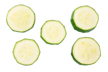 beyaz arka plan üzerinde izole taze yeşil kabak dilimleri. üst görünüm