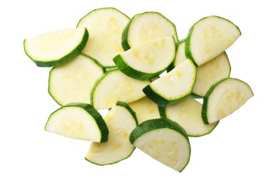 beyaz arka plan üzerinde izole taze yeşil kabak dilimleri. üst görünüm