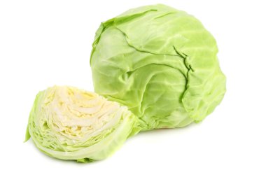 Beyaz arkaplanda izole edilmiş yeşil lahana kesimi