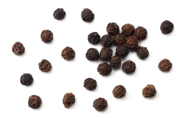 Beyaz arka planda karabiber izole edilmiş. en üstteki görünüm