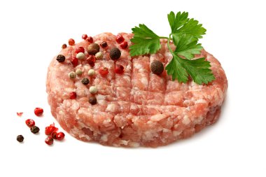 Kıyma. Beyaz arka planda izole edilmiş baharatlı yer eti
