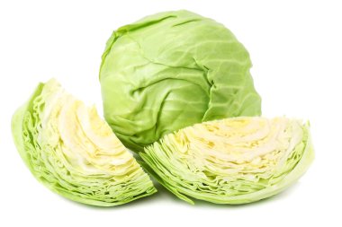 Beyaz arkaplanda izole edilmiş yeşil lahana kesimi