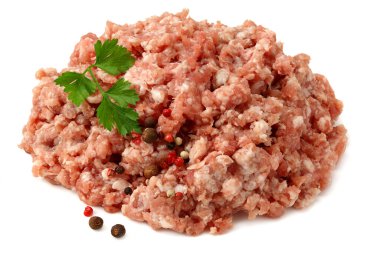 Kıyma. Arazi eti beyaz arkaplanda izole.