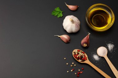 Kıyma. Siyah arka planda baharatlı kıyma. Üst görünüm