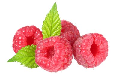 Olgun ahududu izole beyaz zemin üzerine yeşil yaprak ile