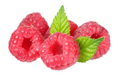 Olgun ahududu izole beyaz zemin üzerine yeşil yaprak ile