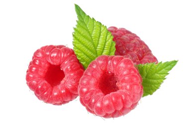 Olgun ahududu izole beyaz zemin üzerine yeşil yaprak ile