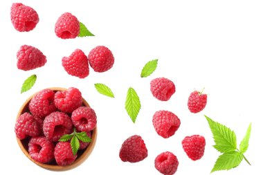 Olgun Ahududu yeşil yaprak beyaz arka plan üzerinde izole ile. üstten görünüm