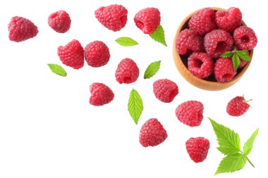 Olgun Ahududu yeşil yaprak beyaz arka plan üzerinde izole ile. üstten görünüm