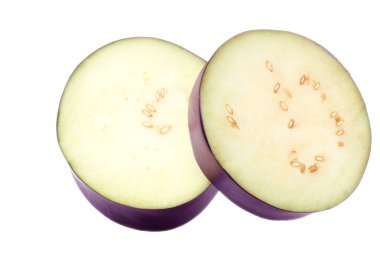 Beyaz arka planda izole edilmiş taze dilimlenmiş patlıcan. en üstteki görünüm