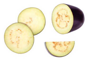 Beyaz arka planda izole edilmiş taze dilimlenmiş patlıcan. en üstteki görünüm