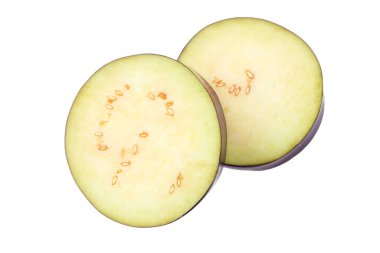 Beyaz arka planda izole edilmiş taze dilimlenmiş patlıcan. en üstteki görünüm