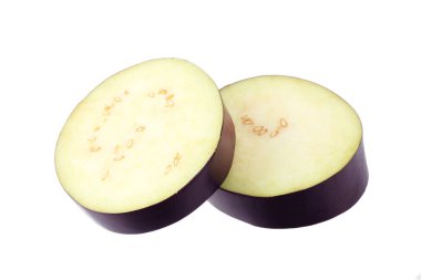 Beyaz arka planda izole edilmiş taze dilimlenmiş patlıcan. en üstteki görünüm