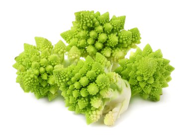 Romanesco brokoli beyaz arka planda izole edilmiş. Roma karnabaharı